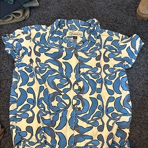 Patagonia Pataloha button down t-shirt.